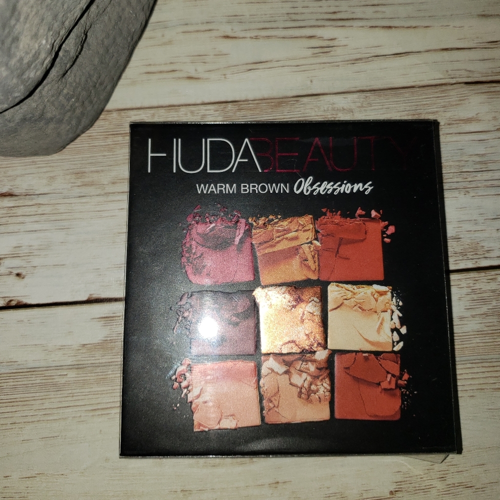 🆕️ HUDA Beauty Eyeshadow Palette